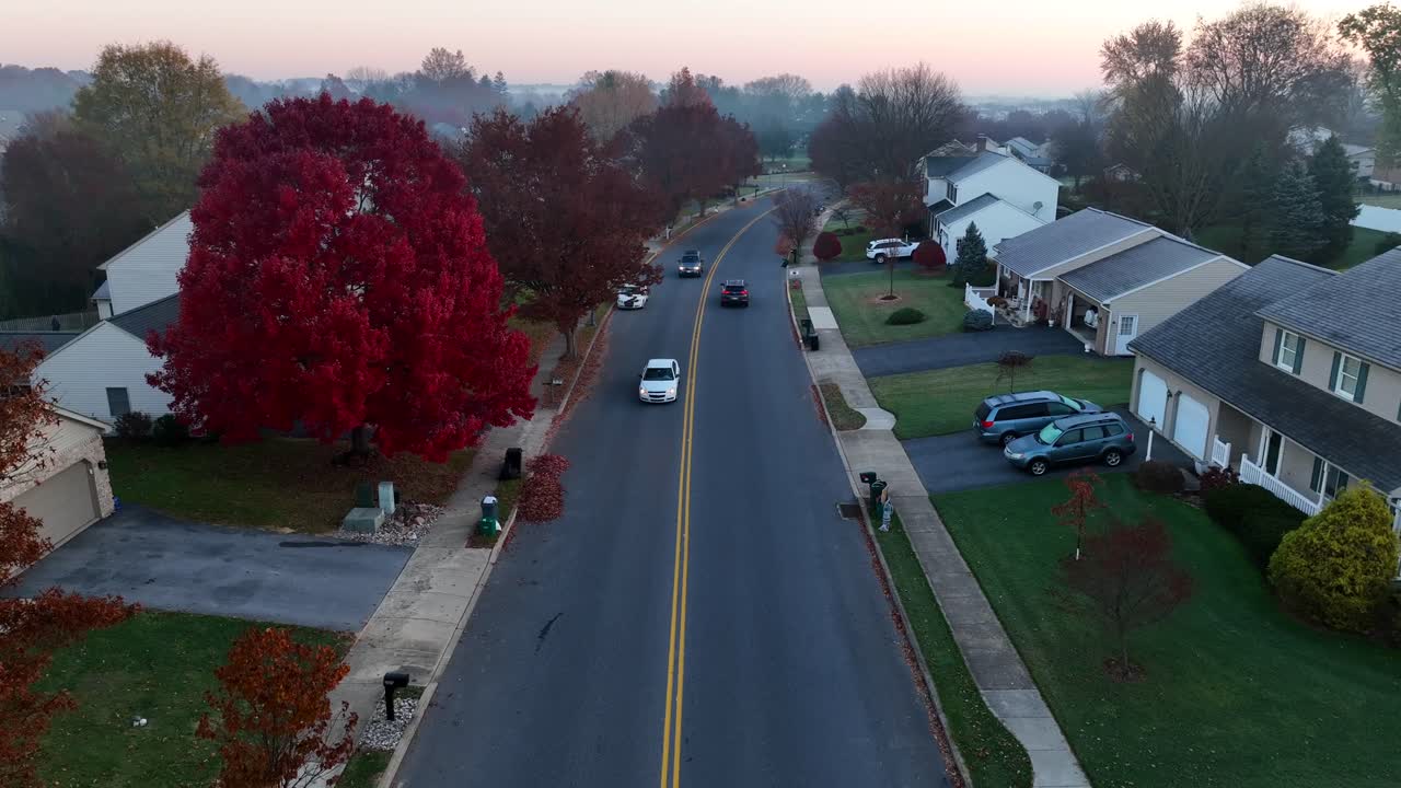 amanecer de otoño brumoso en los suburbios de la ciudad de estados unidos