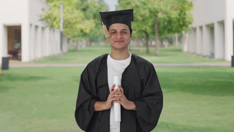 feliz estudiante universitario indio haciendo namaste