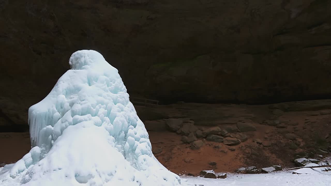 화산재 동굴의 겨울 원더랜드, 미국 오하이오주 호킹 힐스 주립공원에 있는 거대한 자연 동굴