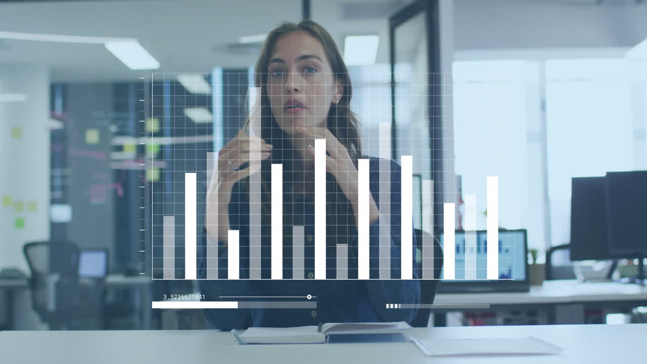 animación del procesamiento de datos sobre mujer de negocios caucásica en la oficina