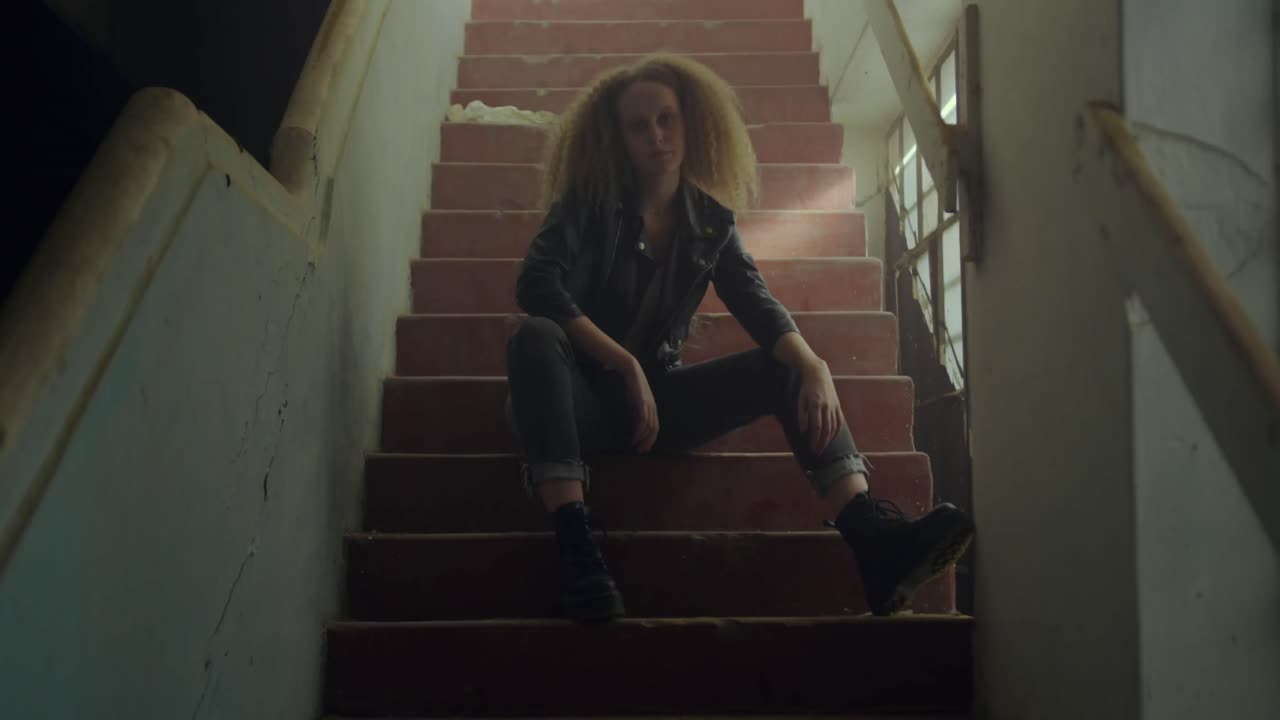 mujer joven de moda en un almacén abandonado