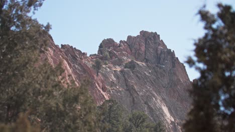 formaciones rocosas rojas en el jardín de los dioses, colorado springs, bajo cielos despejados