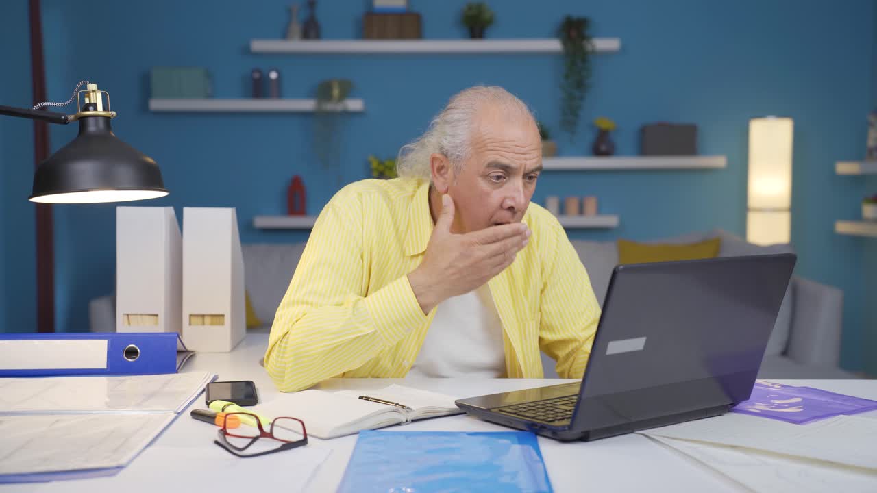 Lavoratore anziano in smart working confuso e pensieroso