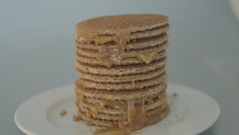 Dolly-De-Deliciosa-Pila-De-Stroopwafels,-Una-Típica-Galleta-Holandesa---Pan