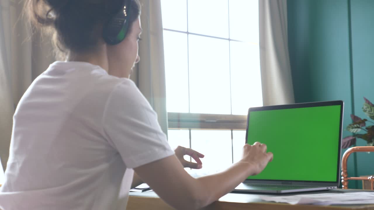 젊은 인도 여성은 컴퓨터 노트북 네트워크를 사용하여 온라인 컨퍼런스를 사용합니다. 녹색 화면 크로마 키 크로마키 키보드 하 장치 작업 메시지 학생 사업가