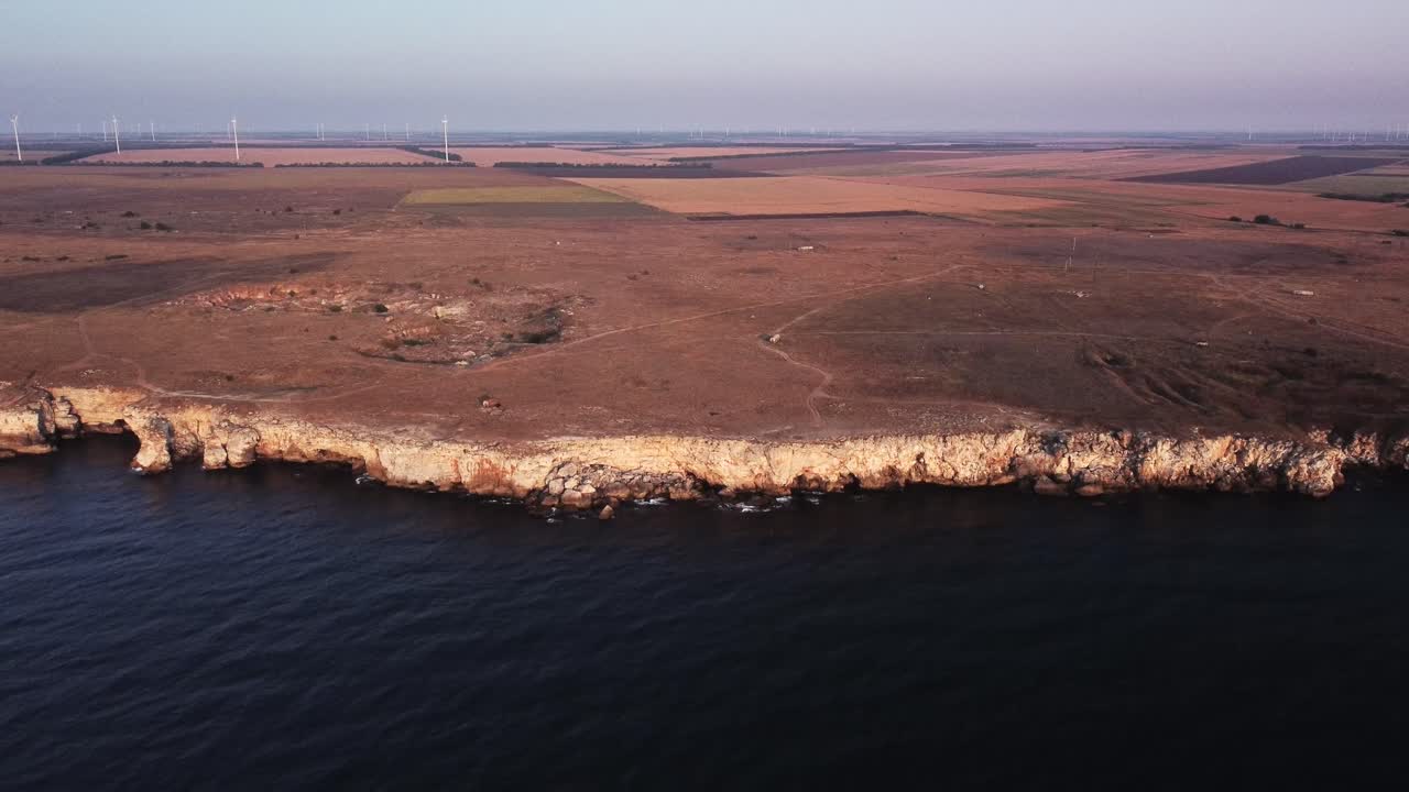 беспилотник сверху вниз воздушный вид волн, плещущихся о скалистый берег моря, фон