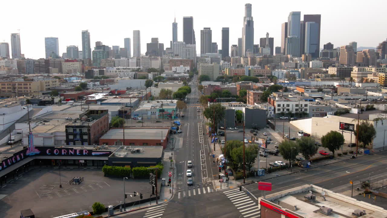 Vista aerea dello skyline del centro di Los Angeles e di una strada urbana