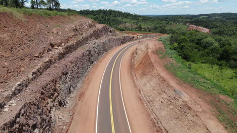 carretera con rocas explotadas en un área rural