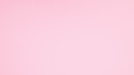 regalo de juego de palabras de la mano de la mujer con cinta rosa en tema rosa. detener el movimiento