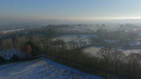 Establecimiento-De-Disparos-Aéreos-Con-Drones-Sobre-Campos-Y-árboles-En-Invierno-En-Una-Mañana-Helada-En-Yorkshire,-Reino-Unido