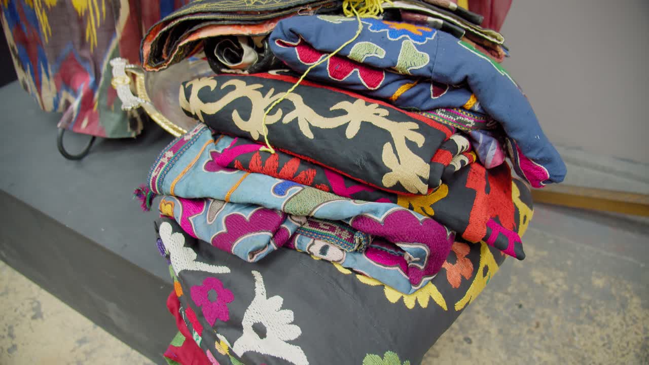 우즈베키스탄 실크로드 매장의 자수 한 다발