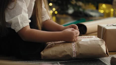 Kaukasisches-Kleines-Mädchen,-Das-Weihnachtsgeschenke-Auf-Dem-Boden-Verpackt.