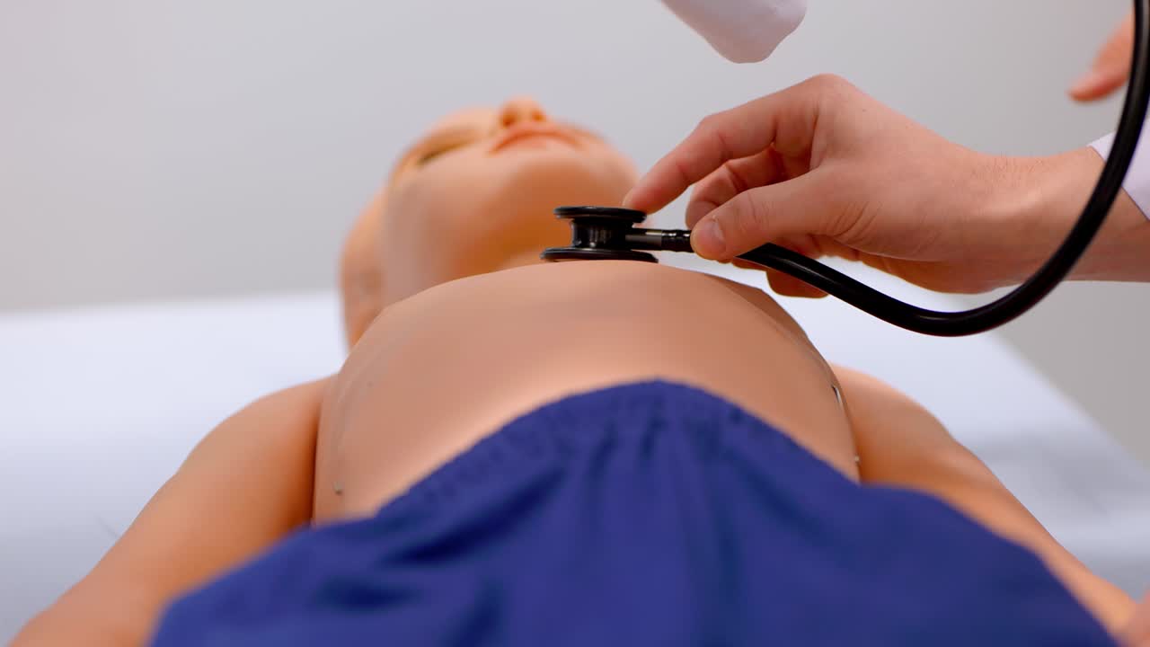 학생들은 의료 인형에서 연습합니다.