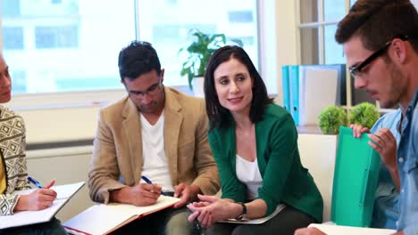 equipo de negocios casuales hablando juntos durante una reunión