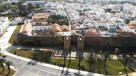 Fortified-medieval-walls-and-towers-of-Lagos-city,-Algarve,-Portugal