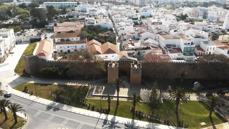 murallas medievales fortificadas y torres de la ciudad de lagos, algarve, portugal