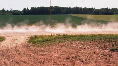 Car-on-gravel-road-with-heavy-dust