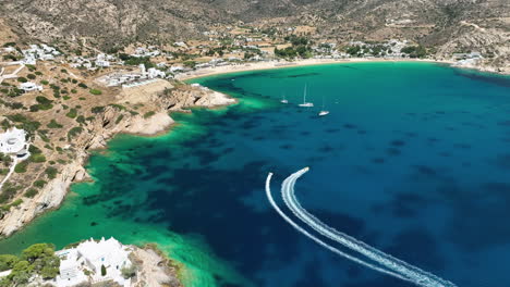 sports nautiques au large de la plage de mylopotas sur l'île d'ios, grèce