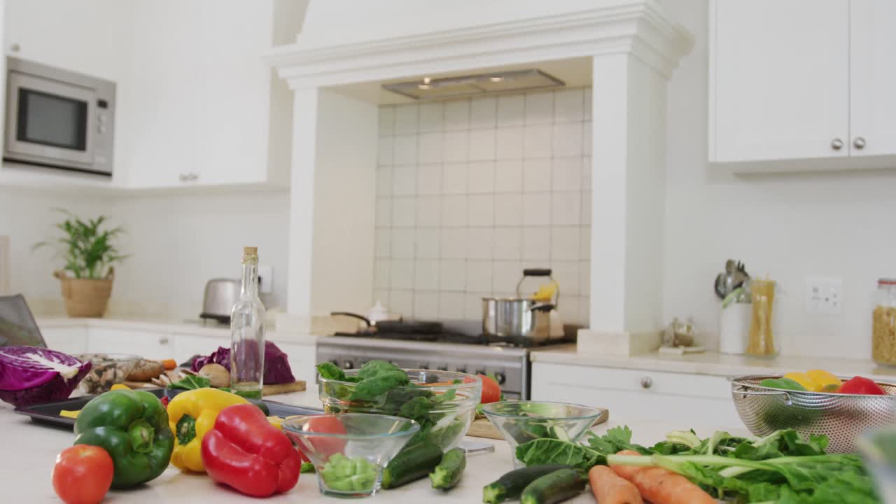 카운터탑에 채소가 있는 주방의 일반적인 전망