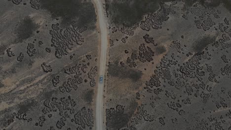 aéreo de arriba hacia abajo volar por encima de los coches cruzando el paisaje de la llanura alpina de pakistán, avión no tripulado
