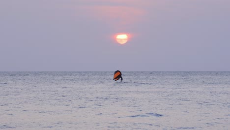 kitesurf deporte acuático vela utilizando la energía del viento al atardecer costa del mar caribe colombia