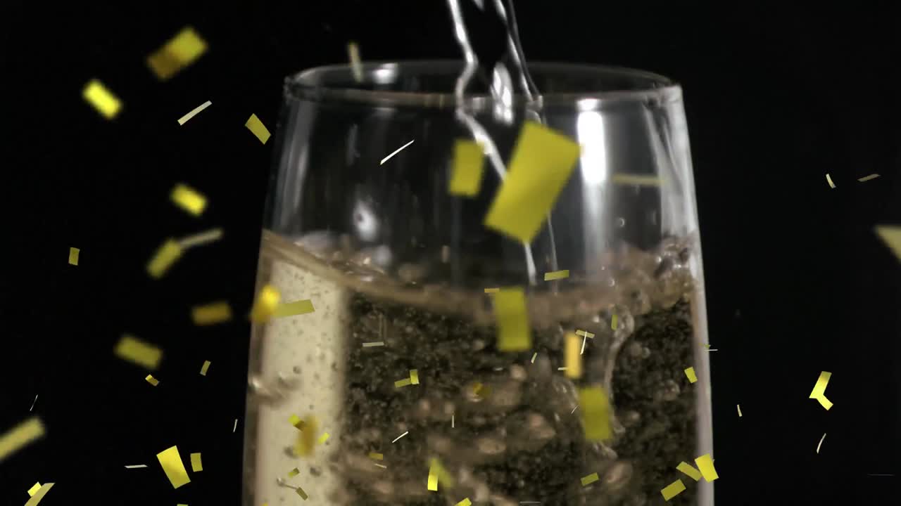 페인이 컵에 여지고 있다