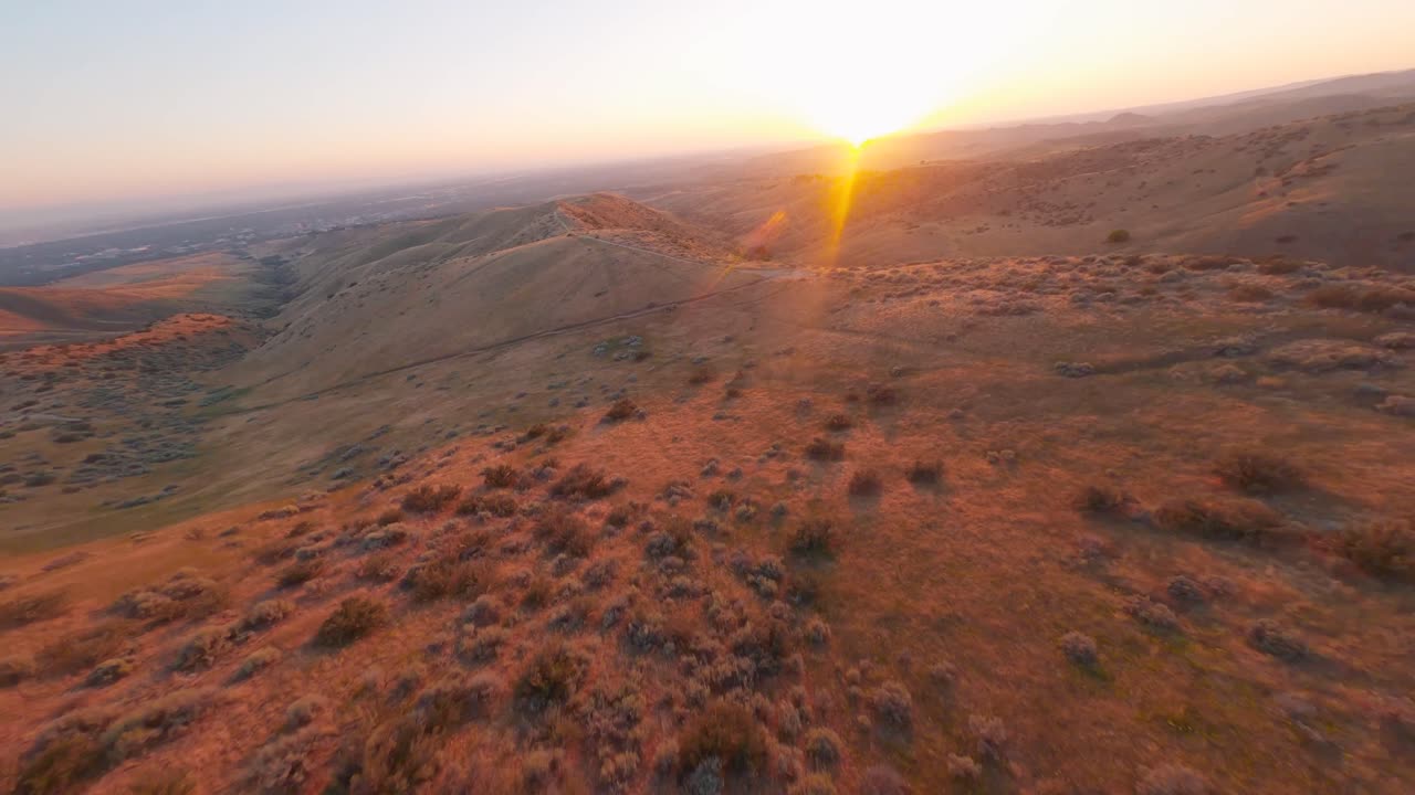 volando rápidamente por las estribaciones cerca de boise idaho