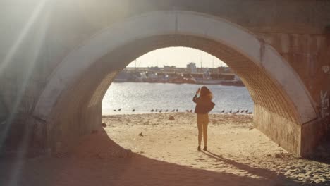 Mujer-Haciendo-Clic-En-Fotos-Con-Teléfono-Móvil-En-El-Muelle-4k