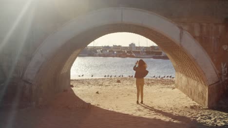 mujer haciendo clic en fotos con teléfono móvil en el muelle 4k