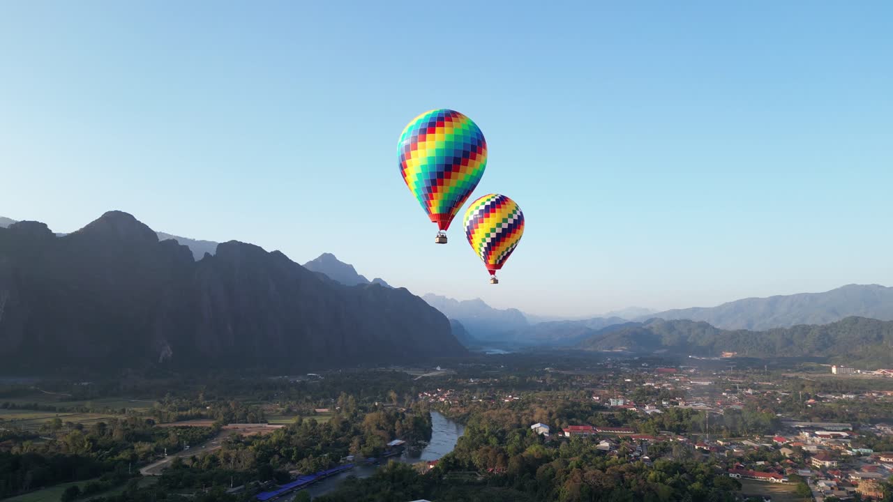 una fotografía de aviones no tripulados de coloridos globos de aire caliente en vang vieng, la capital de la aventura de laos