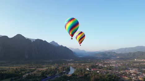 Drohnenaufnahme-Von-Bunten-Heißluftballons-In-Vang-Vieng,-Der-Abenteuerhauptstadt-Von-Laos