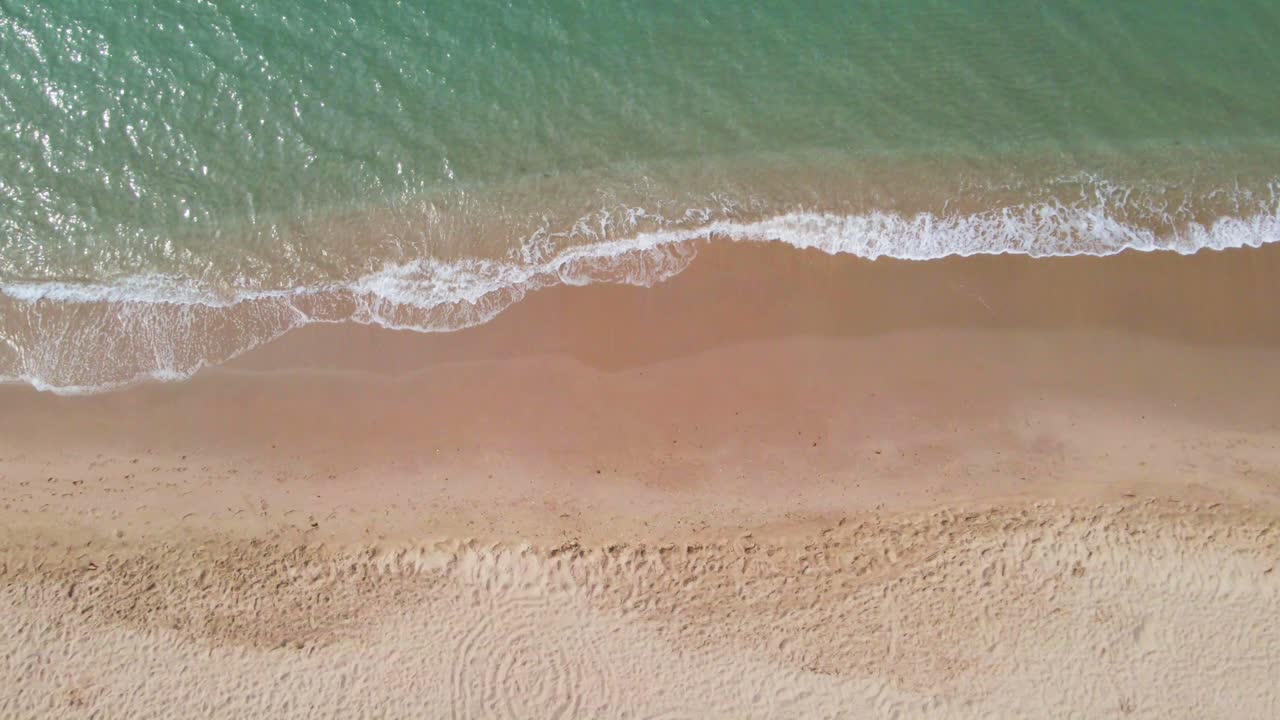 imágenes aéreas de drones de 4k de la playa en coma-ruga
