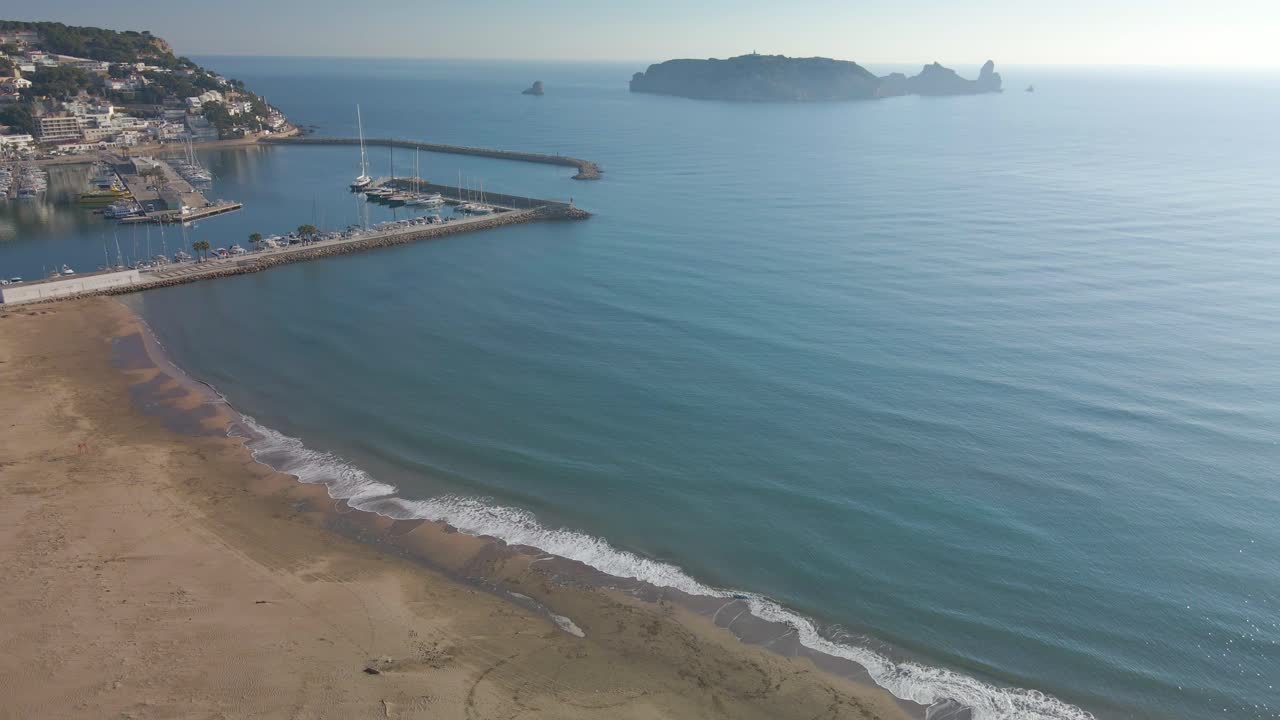 immagini aeree con drone delle isole medes in catalunya costa brava turismo europeo spiaggia vuota
