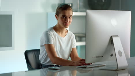 Lächelnde-Frau,-Die-Im-Heimbüro-Einen-Desktop-Computer-Benutzt.-Lebensstil-Der-Unternehmensarbeiter