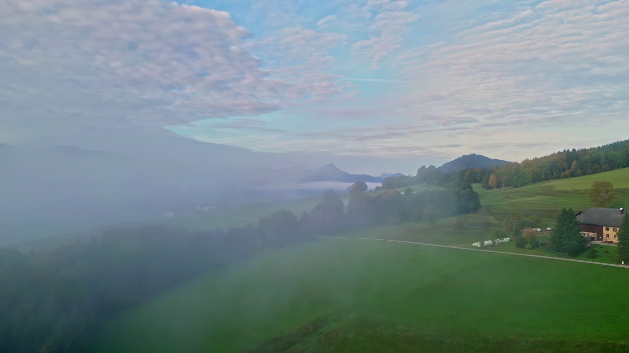 애터시 호수 근처의 안개가 많은 날에 해안 도시 건물, 공중 전망