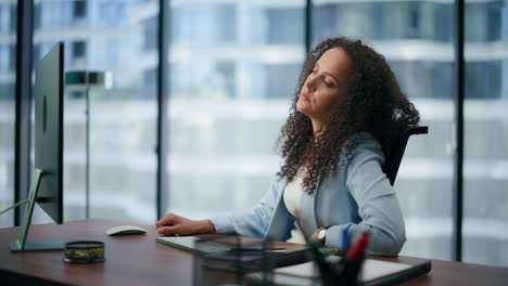 Mujer-Cansada-Que-Se-Siente-Agotada-En-El-Primer-Plano-De-La-Computadora-De-Trabajo.-Señora-Insatisfecha-Pensando