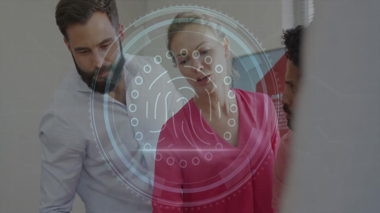 animación de texto de seguridad cibernética, escáner de huellas dactilares sobre diversos colegas discutiendo en la oficina