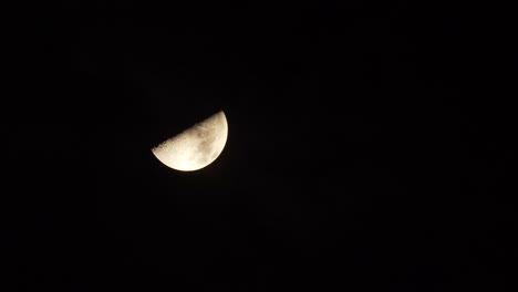 cerca de la luna llena con fondo de cielo negro por la noche, nubes en movimiento y luz de la luna brillando, lente telefoto video 4k.
