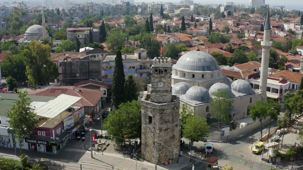 marina de antalya con el castillo de antalia
