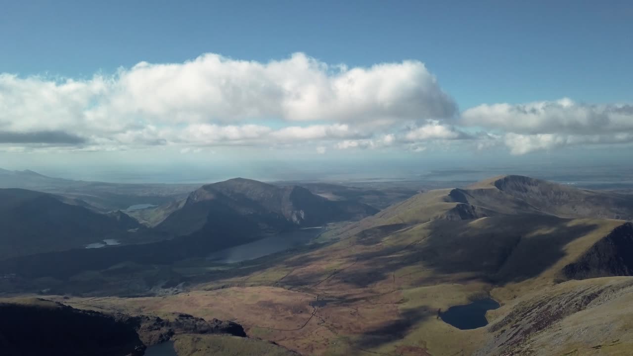 백그라운드에서 호수와 높은 산에서 가을 풍경의 공중 샷