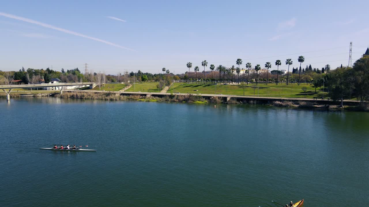 드론 비행이 과달키비르 강을 가로지르고 두 개의 카누가 훈련하고 있습니다.