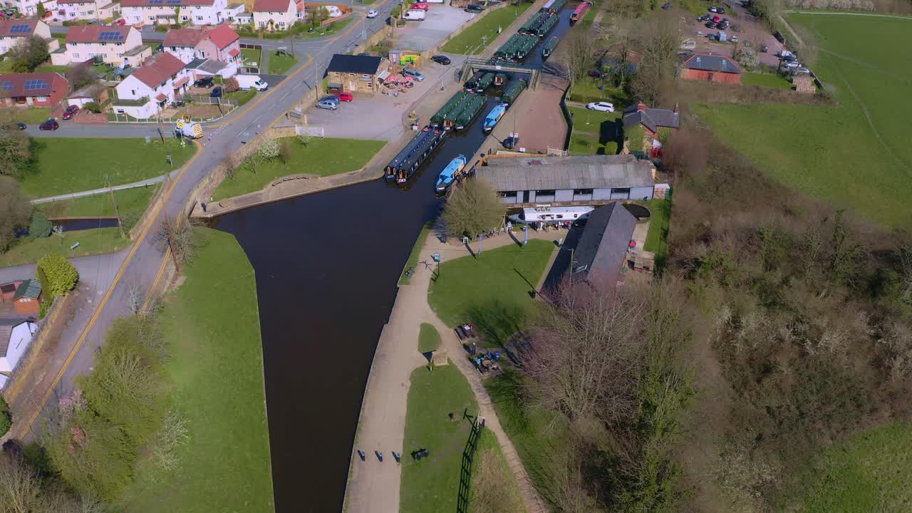 아름다운 웨일스 시골에 위치한 토마스 텔포드가 유명하게 설계한 퐁시실테 수로라고 불리는 아름다운 좁은 보트 운하 루트, 거대한 다리 고가교 및 보트 수리 야드