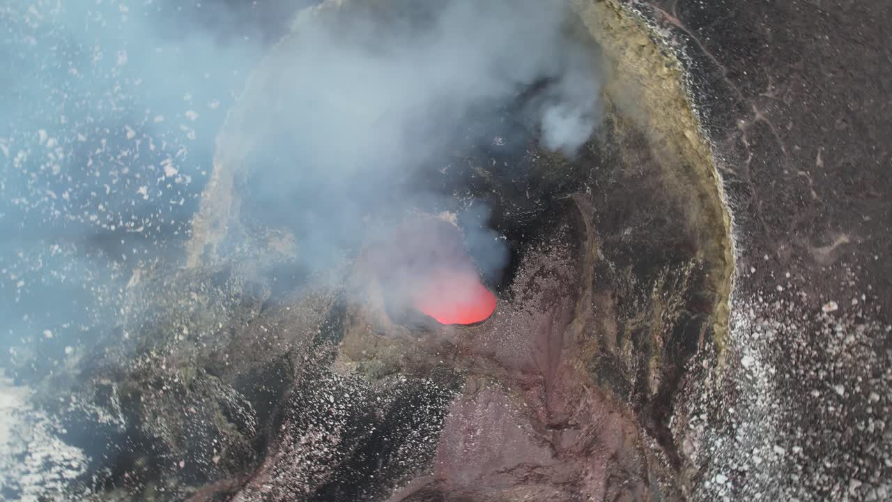 니카라과의 "지옥의 입"인 마사야의 용암 호수 위로 놀라운 회전 공중 촬영