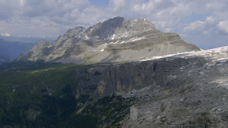 Impresionante-Paisaje-Aéreo-De-Los-Picos-De-Las-Montañas-De-Los-Alpes-Italianos.