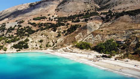 hermoso mar jónico, playa de agia kiriaki en kefalonia, grecia - toma aérea de drones