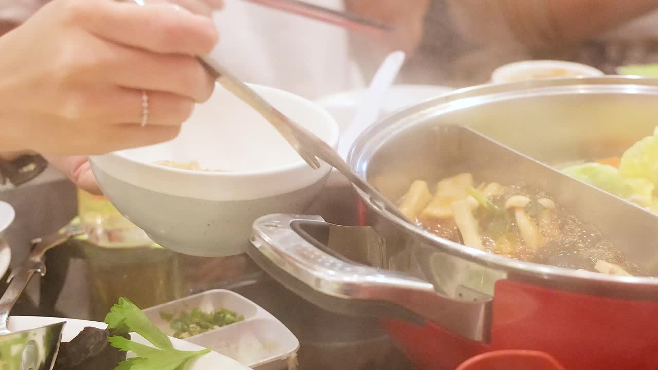 태국에서 친구들과 함께 식사를 나누는 것