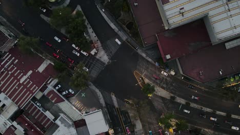 Cenital-hyperlapse-above-traffic-light