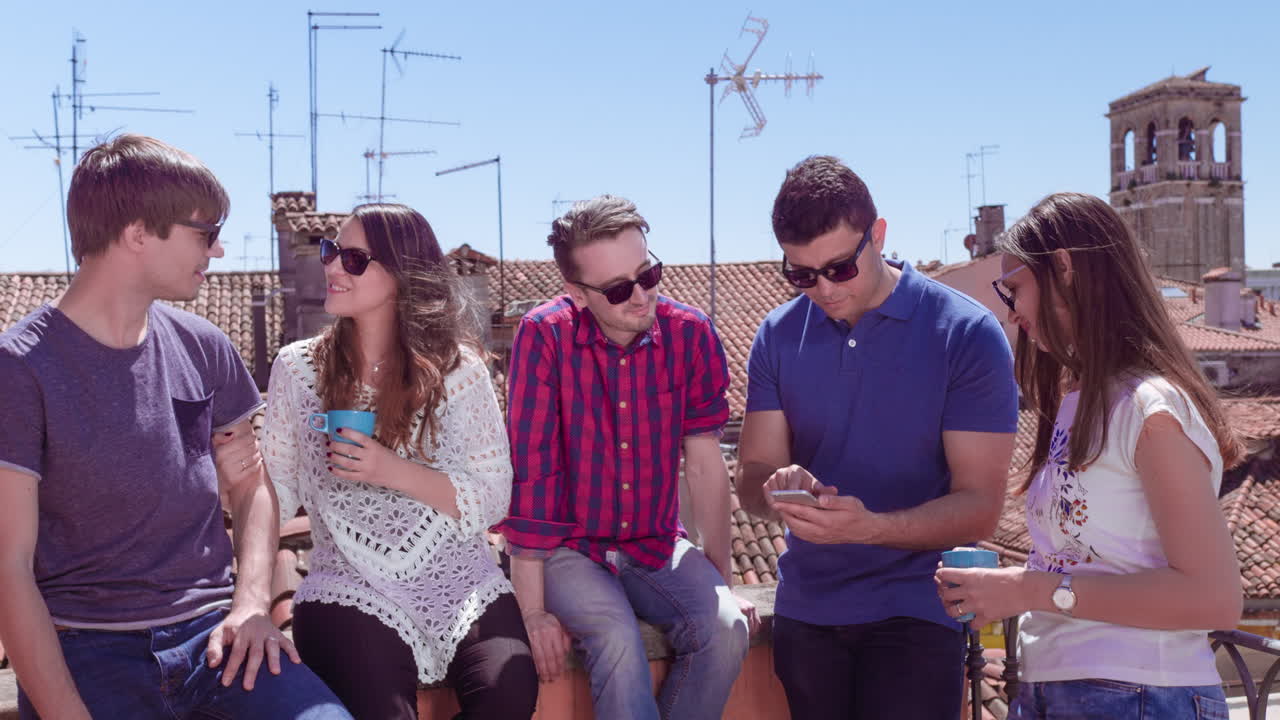 amigos disfrutando de una vista soleada en el techo