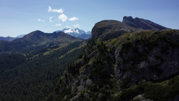 Marmolada-Berg in den Dolomiten, Italien, cineastische Luftaufnahme.