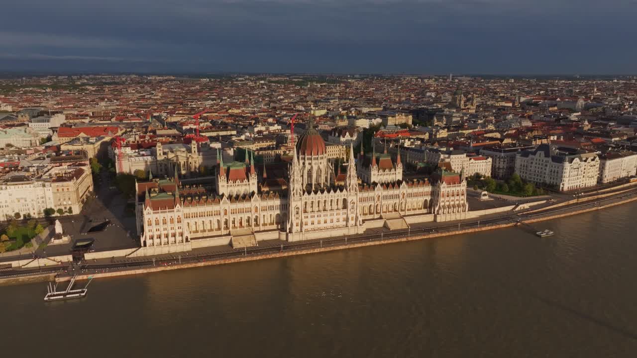 Vista aerea del Palazzo del Parlamento Ungherese e del fiume Danubio a Budapest.
